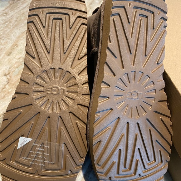 Uggs- bought the wrong size- out of return date - Picture 2 of 8